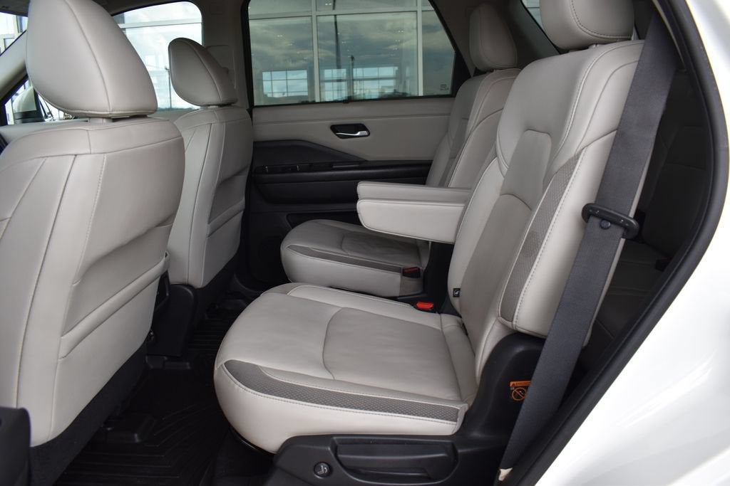 2022 Nissan Pathfinder SL